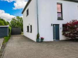 Gl&uuml;cksh&auml;lfte - Moderne Haush&auml;lfte mit XXL-Parkplatz, Bike-Storage & Garten nahe Trier，位于F&ouml;hren的乡村别墅
