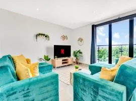 Luxury Apartment With Skyline View