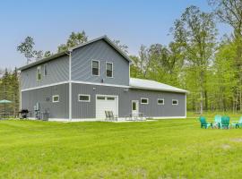 Higgins Lake Barndominium with Boat Parking!，位于Higgins Lake的酒店