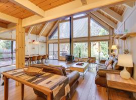 2 Mi to Skylandia Beach Tahoe City Home with Deck，位于塔霍城的酒店