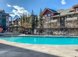 Evergreen Escape - 2 Bedroom Condo with Pool & Hot Tub