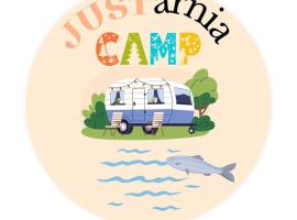 JustarniaCamp Przyczepa 5 osobowa，位于亚斯塔尔尼亚的酒店
