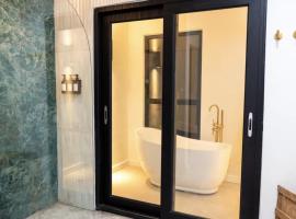 Rooftop Couples Suites at Ocean Park Beach Club，位于圣胡安的酒店