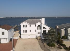 Bay Front Home - Watch the sun rise over LBI. Pier for Boat/Swim/SUP/Kayak/Crab，位于马纳霍金的酒店
