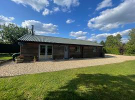 The Lambing Lodge，位于Swanton Morley的酒店