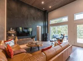 Mountain Retreat with Sauna, Hot Tub & Scenic Escape
