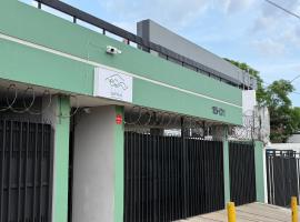 Casa Quetzal，位于危地马拉的带停车场的酒店