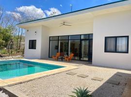 Villa in the Jungle with a Pool，位于圣克鲁斯的酒店