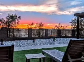 Desert Villa - EV, Hot Tub, Grill, Bar, Games, RV Parking in Twentynine Palms Downtown