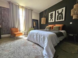 La Maison de Lyna - Suites de charme intra-muros avec parking & autonomie，位于艾格-莫尔特的酒店