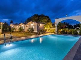 Lakeside ParadisePrivate Pool3 CottagesLawn，位于Talai的酒店