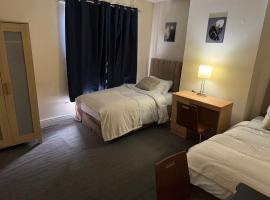 Home away from home in Salford，位于莫法特的酒店