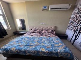 Super OYO 87047 Blossom inn，位于伯蒂亚拉的酒店