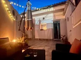 Apartamento independiente con parking privado gratuito y terraza de ensueño junto al Teatro Romano