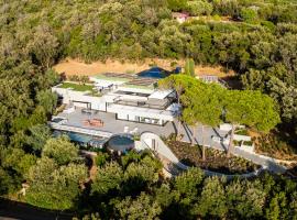 Extreme Luxury Villa in Punta Ala with Private Pool, SPA and Gym，位于蓬塔阿拉的酒店