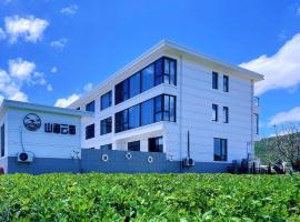 Daishan Mountain and Sea Cloud Homestay Sunrise Seaview Bed and Breakfast，位于舟山的海滩酒店