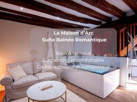 La Maison d’Arc Romantic Spa Escape，位于Saint-Péravy-la-Colombe的酒店