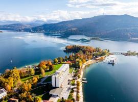 Parkhotel P&ouml;rtschach - Das Hotelresort mit Insellage am W&ouml;rthersee，位于沃尔特湖畔佩莎赫的高尔夫酒店