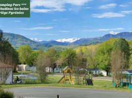 Camping Parc d'Audinac les Bains 3 étoiles - Piscine chauffée - Vue montagne，位于圣吉隆的露营地
