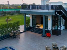 Luxury 4-BHK Farmhouse With Private Pool, Garden, & Bar，位于新德里的酒店