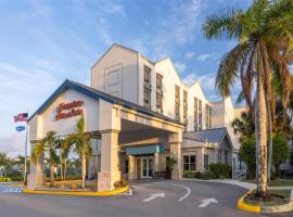 劳德代尔堡机场汉普顿酒店及套房，位于好莱坞的酒店