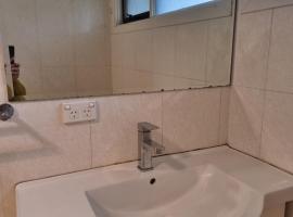 Private and big room with 2 beds Clarinda，位于丁利的酒店