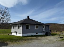 Koselig hus i sentrum av Olderfjord，位于Russenes的带停车场的酒店