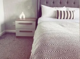 Malva - Modern 2 Bedroom Bungalow in Wick Sleeps 4 with private parking - NC500 Route