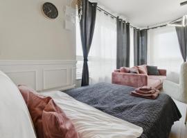 Stylowy apartament z balkonem i panoramą miasta，位于谢德尔采的酒店