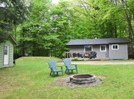 Muskoka Manor STR-2025-168，位于Dwight的带停车场的酒店