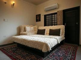 Hotel Ayushman Grand，位于贾巴尔普尔贾巴尔普尔机场 - JLR附近的酒店