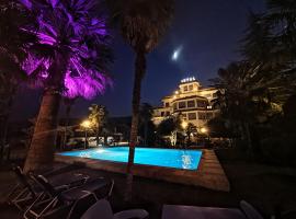 Hotel Palma，位于吉诺卡斯特的酒店