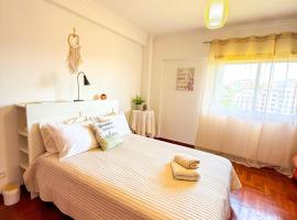 Superhost Stay Spacious Double Rooms near Lisbon and Beaches，位于克洛伊奥斯的酒店