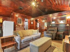 Entire cabin in Pleasant Valley，位于洛根的带按摩浴缸的酒店