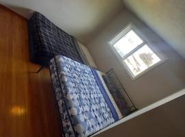 Stay in Waterloo-Kitchener-Downtown-FREE WIFI & PARKING，位于滑铁卢的酒店