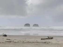 1 Block to Twin Rocks Beach Pet-Friendly Cottage