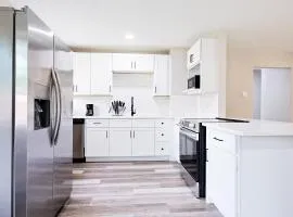 Luxury 4BR Retreat 10 Mins to Downtown & Lake