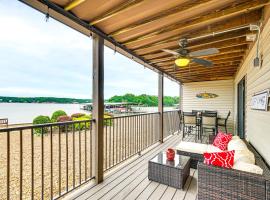Lakefront Osage Beach Condo Main Channel View!，位于欧塞奇比奇的酒店