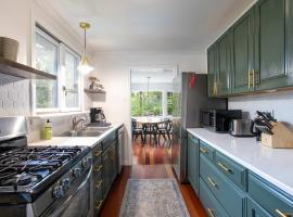 Berkshire Vacation Rentals: Great Barrington Walkable To Lake And Town，位于大巴灵顿的酒店