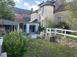Maison de ville avec jardin clos，位于Carrouges的酒店
