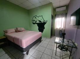 La Colonia Cama Queen Con Piscina，位于Peña Blanca的酒店