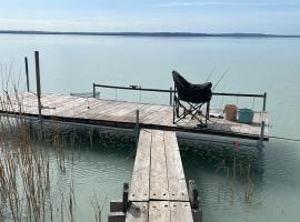 Retro Lakefront House With A Dock，位于鲍洛通维拉戈什的酒店