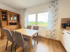 Familien-Apartment Bodanum für 4 Personen - mit eigener Terrasse - naturnahe Ortsrandlage - Arbeitsplatz mit VDSL - 10 min zum Nürburgring