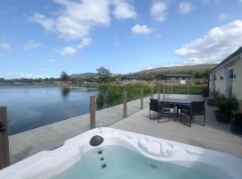 Luxurious and Peaceful Lakeside House, Clitheroe，位于克利夫罗的酒店