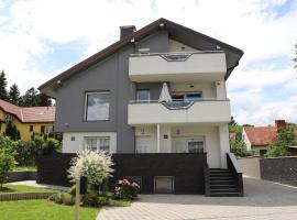 Dalma Pro Apartments - Cozy Studio & Spacious One-Bedroom Apartment - Self Check-in，位于卡尔洛瓦茨的带停车场的酒店