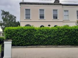 Lovely 2 Bed Garden Level Apartment Blackrock，位于布莱克罗克的酒店