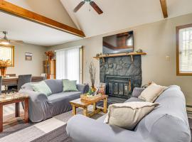 Home with Pool and Lake in Jim Thorpe 6 Mi to Dtwn!，位于吉姆索普的酒店
