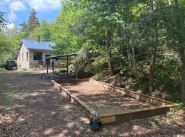 Le refuge d'Yzeron, gite autonome en pleine forêt pour 8 personnes