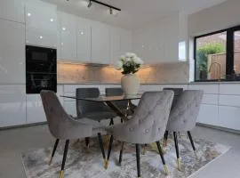 NEW-BUILD Luxury House for Families and Contractors, NamisSuites Serviced Apartment - Farnborough