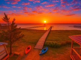 Shell Hill house Waterfront, kayaks, grill, pier，位于Sealevel的酒店